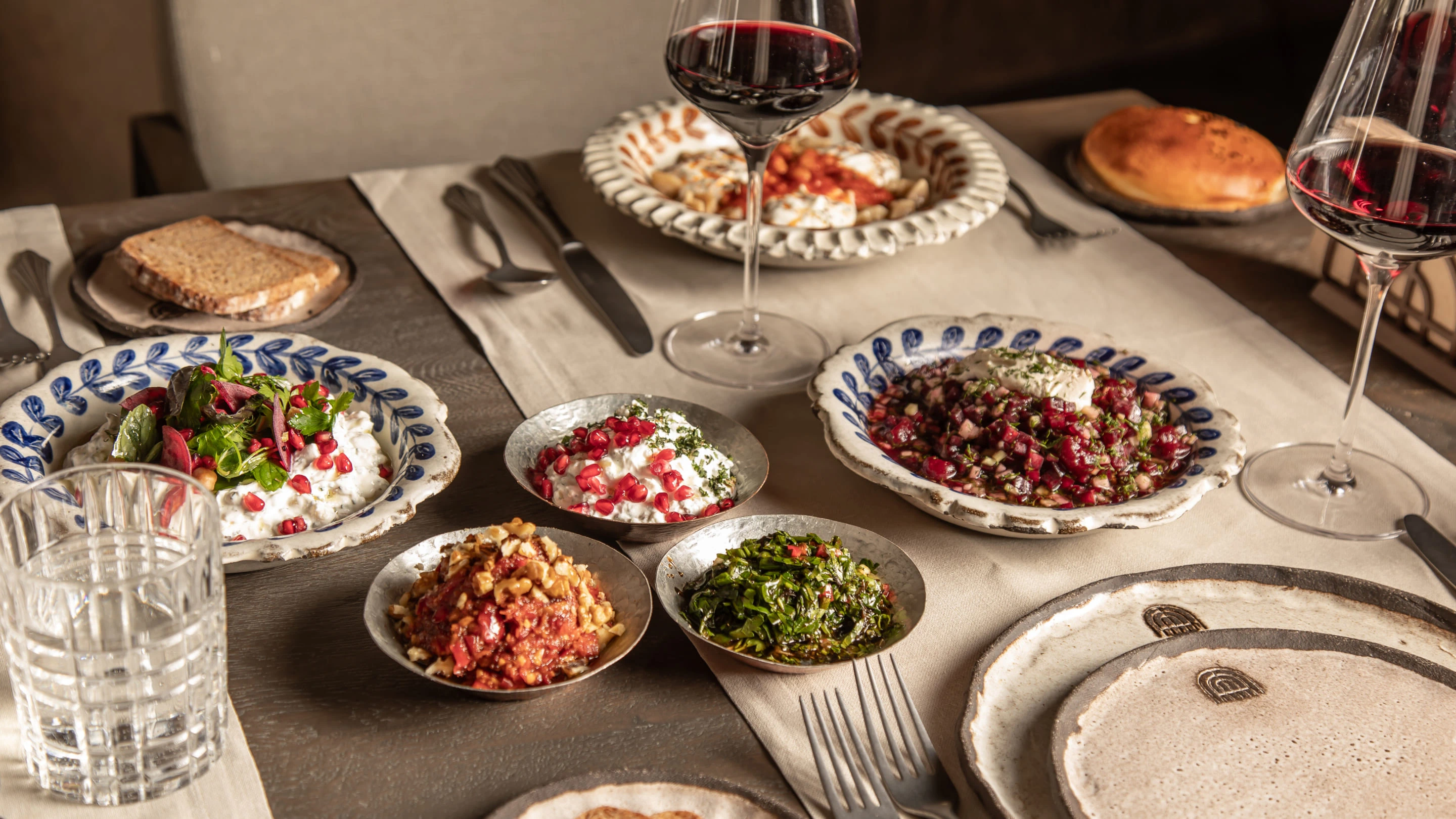 Argos in Cappadocia'da taş kemerli restoran iç mekanı