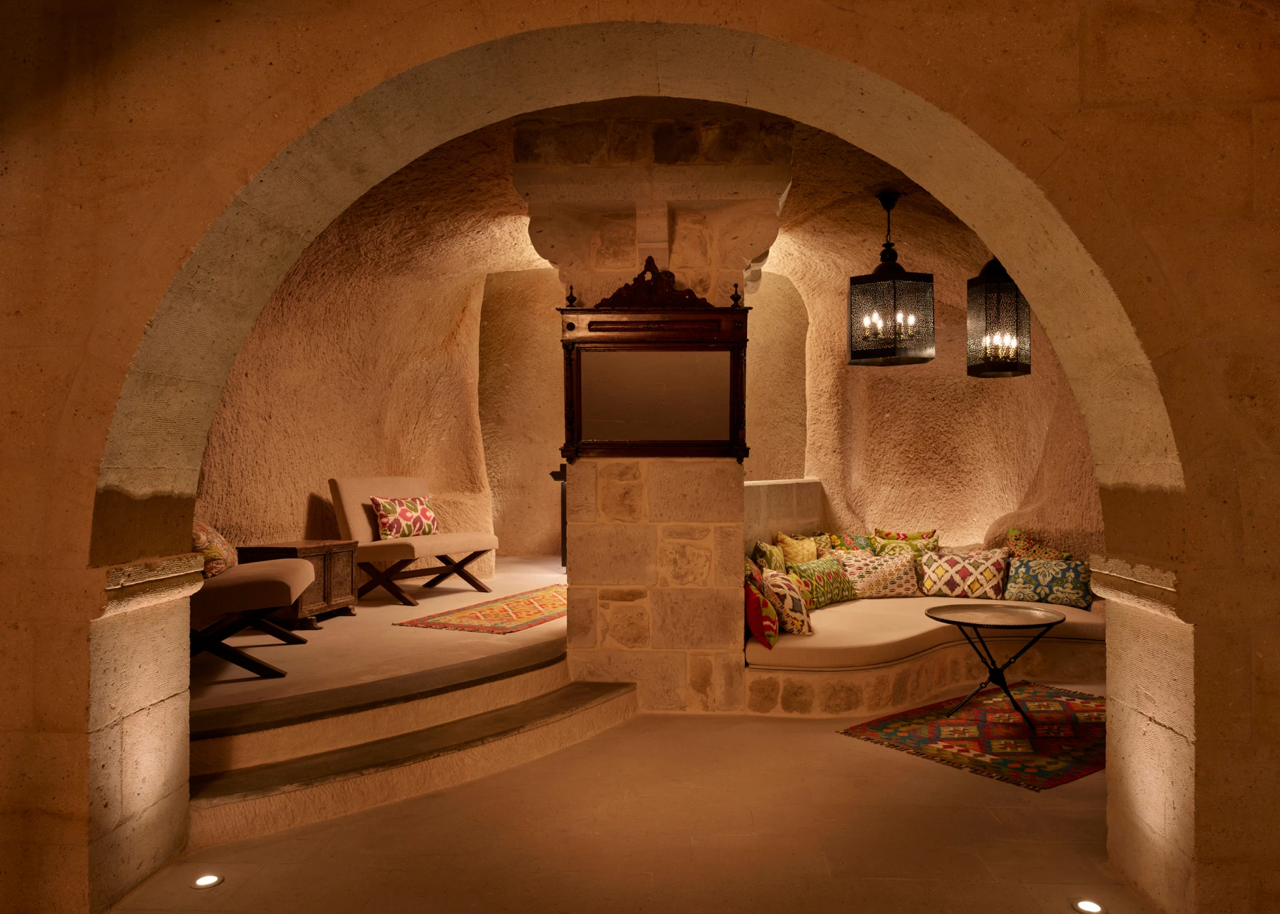 Stone vault and warm decor in an Argos in Cappadocia room