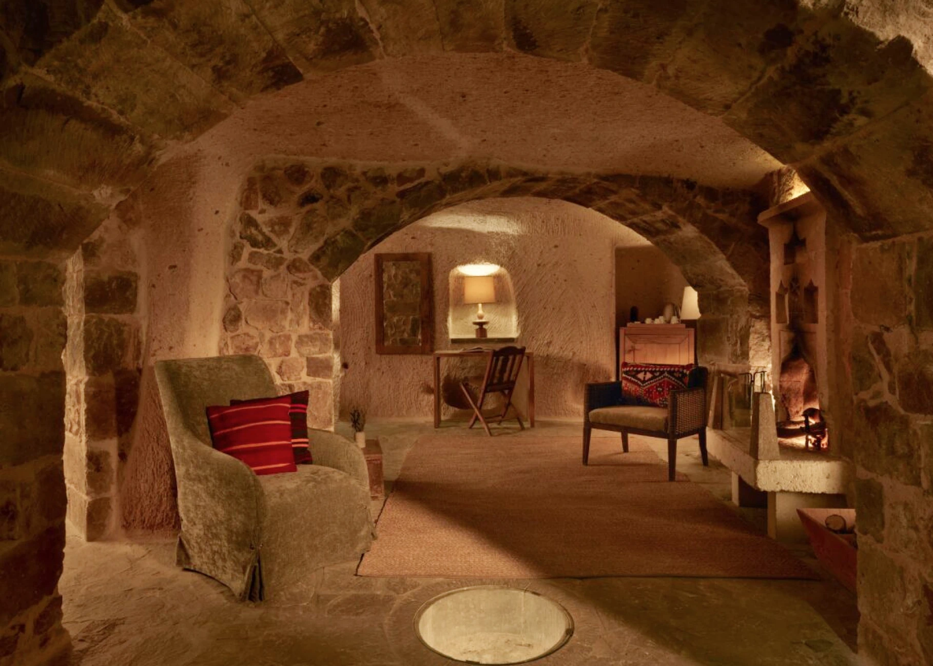 Stone-walled lounge corner in an Argos in Cappadocia room